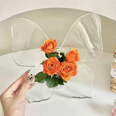 🦋 Vaso a Farfalla Trasparente – plastica cristallina con base stabile. Ideale per fiori, decorazioni da tavolo e regali! ✨💐