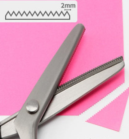 ✂️🧵 Forbici a bordo zig-zag in acciaio inossidabile – Impugnatura ergonomica, anti-sfilacciamento, taglia tessuto, carta e cuoio con una finitura pulita, il coltellino svizzero dei lavori creativi 🌸🎨