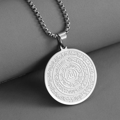 ⏳SCONTO DEL 50% PER TEMPO LIMITATO! 📿Collana con ciondolo in acciaio inossidabile con calligrafia araba – Incisione sacra "Allah", resistente alla ruggine e design senza tempo – Disponibile in oro e argento ✨
