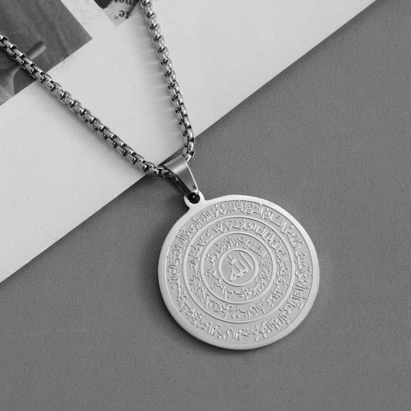 ⏳SCONTO DEL 50% PER TEMPO LIMITATO! 📿Collana con ciondolo in acciaio inossidabile con calligrafia araba – Incisione sacra "Allah", resistente alla ruggine e design senza tempo – Disponibile in oro e argento ✨