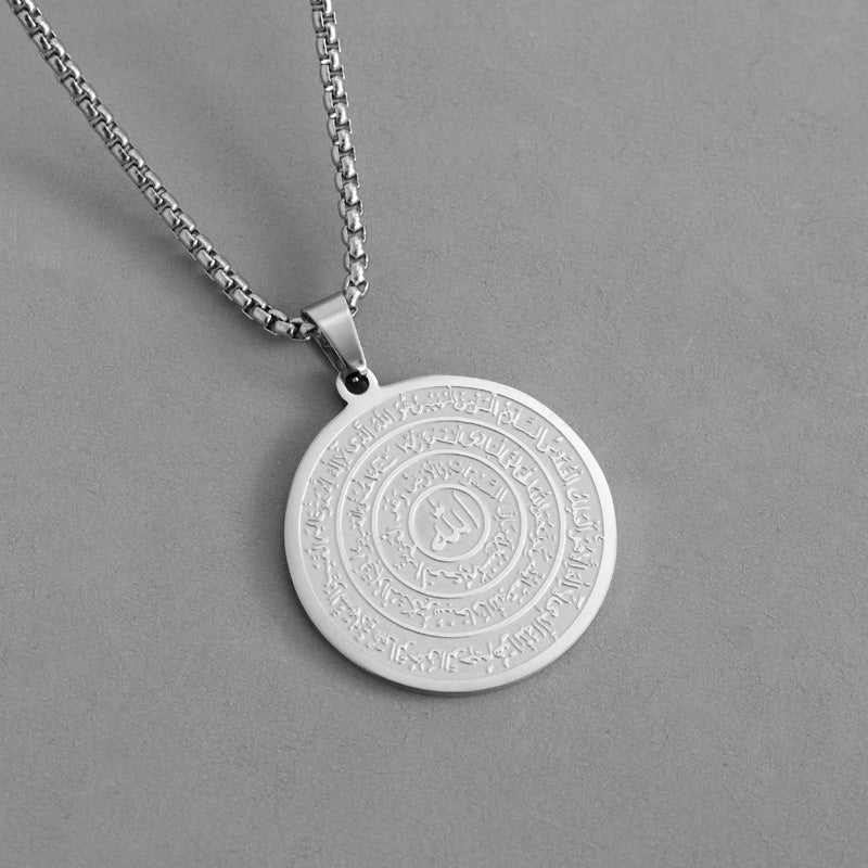 ⏳SCONTO DEL 50% PER TEMPO LIMITATO! 📿Collana con ciondolo in acciaio inossidabile con calligrafia araba – Incisione sacra "Allah", resistente alla ruggine e design senza tempo – Disponibile in oro e argento ✨