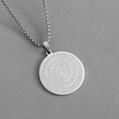 ⏳SCONTO DEL 50% PER TEMPO LIMITATO! 📿Collana con ciondolo in acciaio inossidabile con calligrafia araba – Incisione sacra "Allah", resistente alla ruggine e design senza tempo – Disponibile in oro e argento ✨