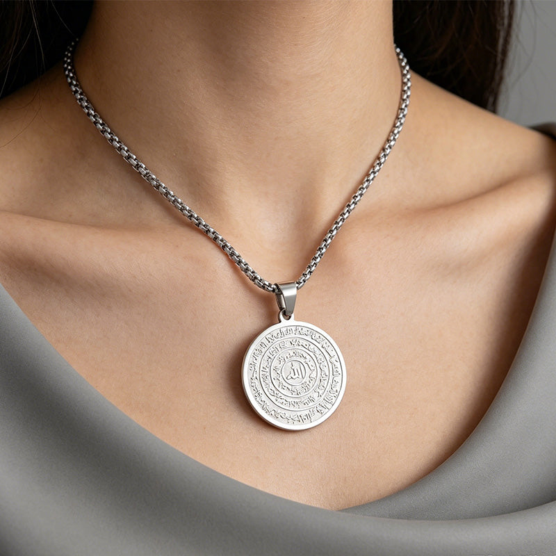 ⏳SCONTO DEL 50% PER TEMPO LIMITATO! 📿Collana con ciondolo in acciaio inossidabile con calligrafia araba – Incisione sacra "Allah", resistente alla ruggine e design senza tempo – Disponibile in oro e argento ✨