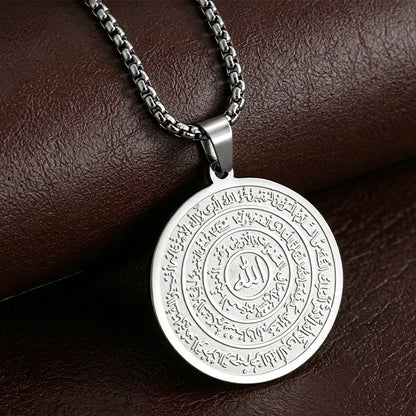 ⏳SCONTO DEL 50% PER TEMPO LIMITATO! 📿Collana con ciondolo in acciaio inossidabile con calligrafia araba – Incisione sacra "Allah", resistente alla ruggine e design senza tempo – Disponibile in oro e argento ✨