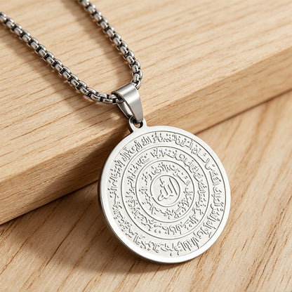 ⏳SCONTO DEL 50% PER TEMPO LIMITATO! 📿Collana con ciondolo in acciaio inossidabile con calligrafia araba – Incisione sacra "Allah", resistente alla ruggine e design senza tempo – Disponibile in oro e argento ✨