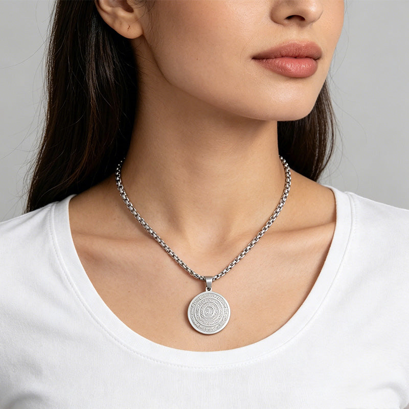 ⏳SCONTO DEL 50% PER TEMPO LIMITATO! 📿Collana con ciondolo in acciaio inossidabile con calligrafia araba – Incisione sacra "Allah", resistente alla ruggine e design senza tempo – Disponibile in oro e argento ✨