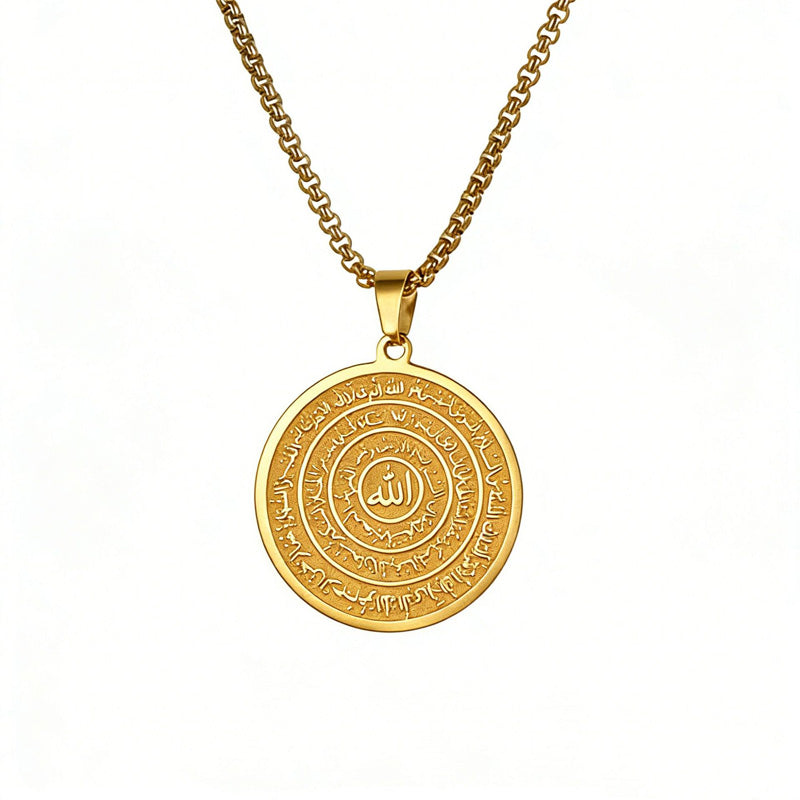 ⏳SCONTO DEL 50% PER TEMPO LIMITATO! 📿Collana con ciondolo in acciaio inossidabile con calligrafia araba – Incisione sacra "Allah", resistente alla ruggine e design senza tempo – Disponibile in oro e argento ✨